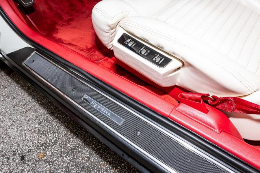 Детали интерьера Buick Reatta Convertible Select 60 (4EC97) 1990 года  (фото 15 из 49)